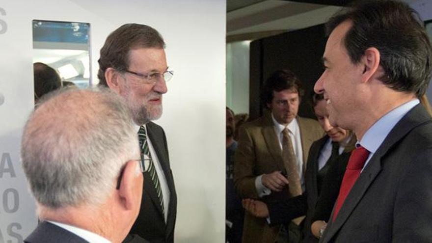 Martínez-Maíllo saluda al presidente del Gobierno, Mariano Rajoy.