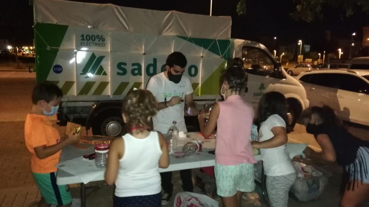 Sadeco reparte bolsas de basura en las zonas de los peroles nocturnos