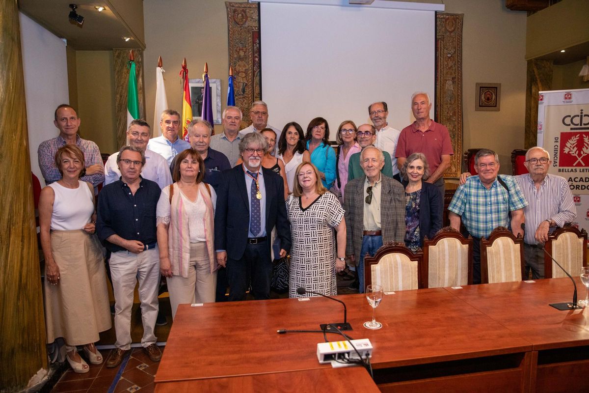 Francisco A. Carrasco evoca la figura de Rafael Mir como cuentista en la Real Academia de Córdoba.