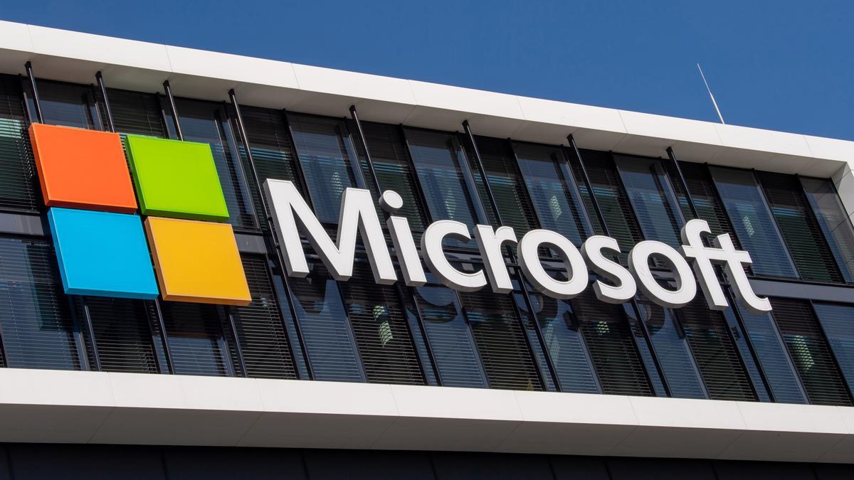 Logo de Microsoft en el exterior de un edificio.