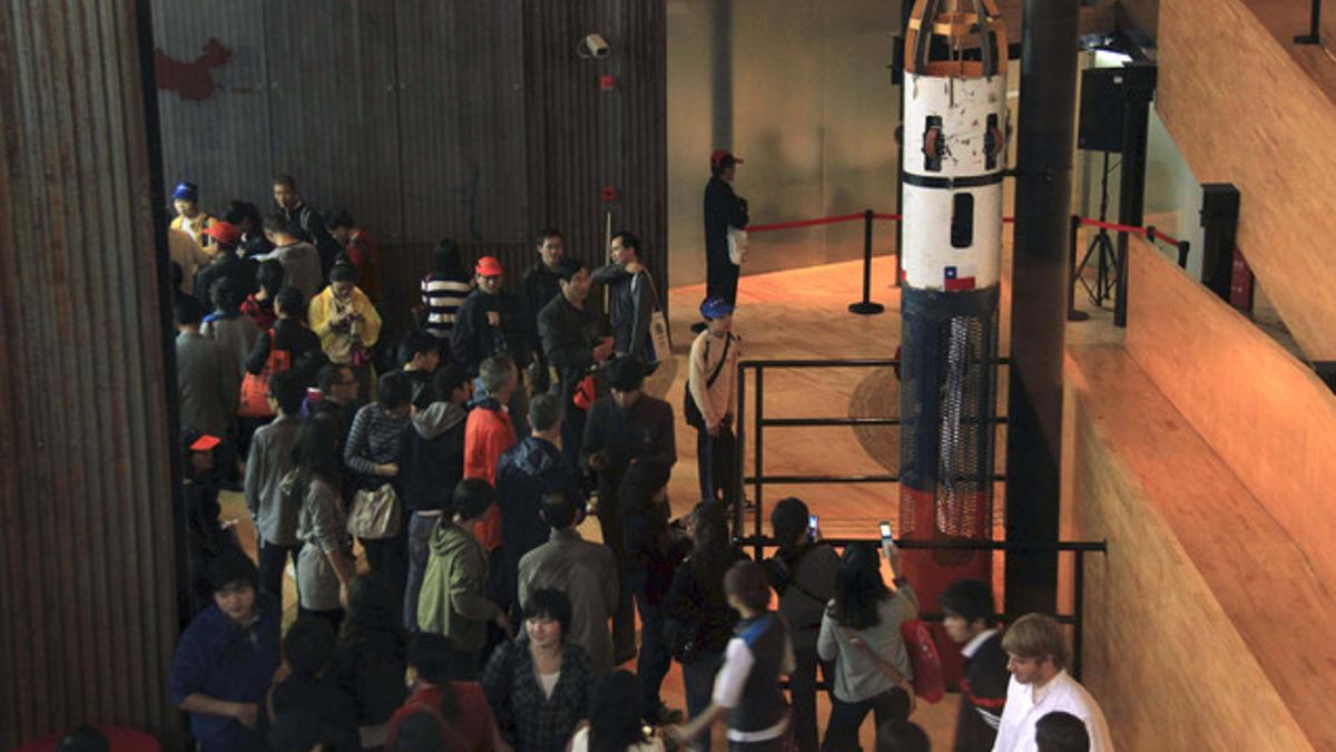Numerosos visitantes en el pabellón chileno para ver la 'Fenix 1'.