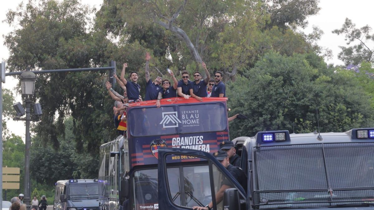 Los jugadores del Levante UD en el autobús con el que harán la rúa por la ciudad