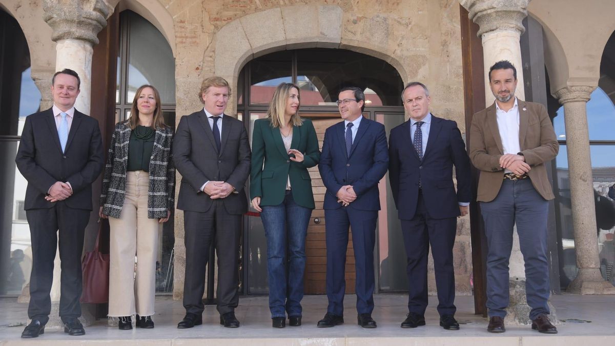 Foto de familia de los representantes de la Junta, el ayuntamiento y la diputación, en las Casas Consistoriales.