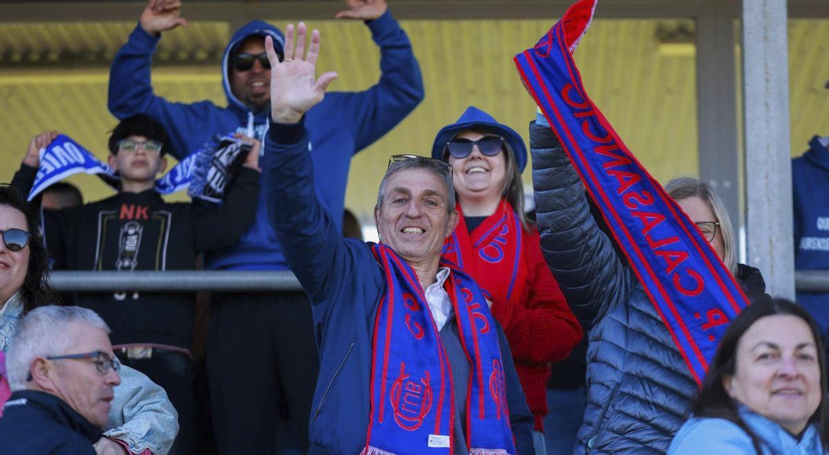 La gente disfruta en las gradas y las calles de la comarca. | IÑAKI ABELLA