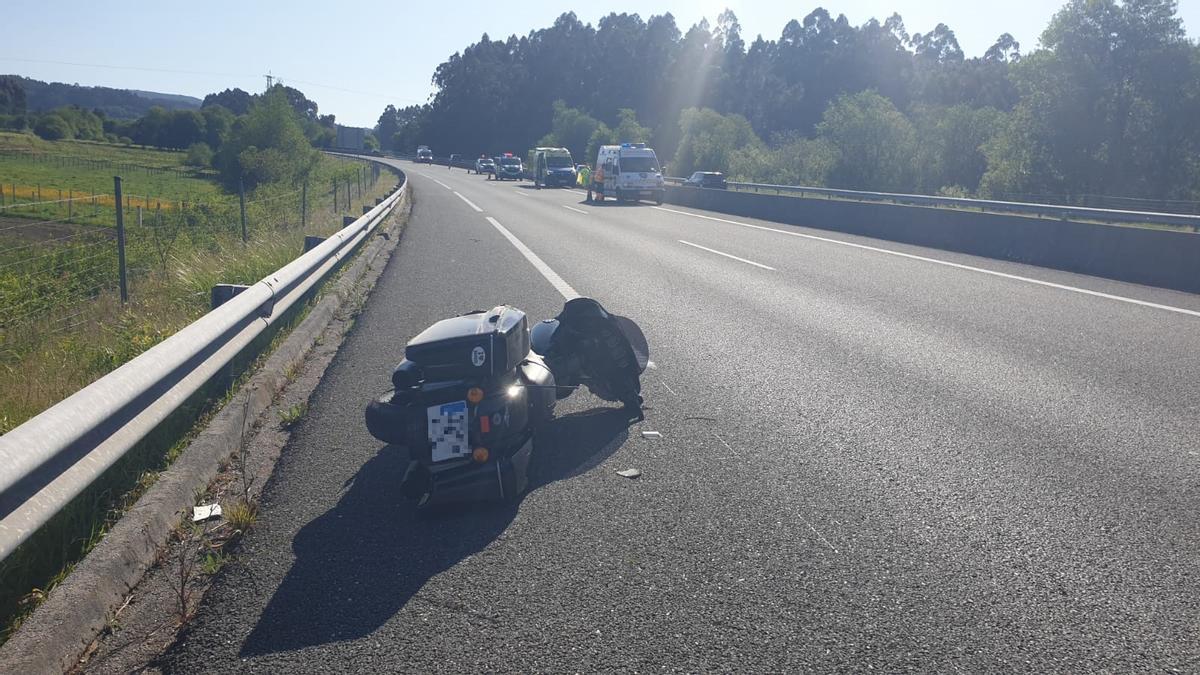 La motocicleta quedó en el asfalto tras la salida de vía.