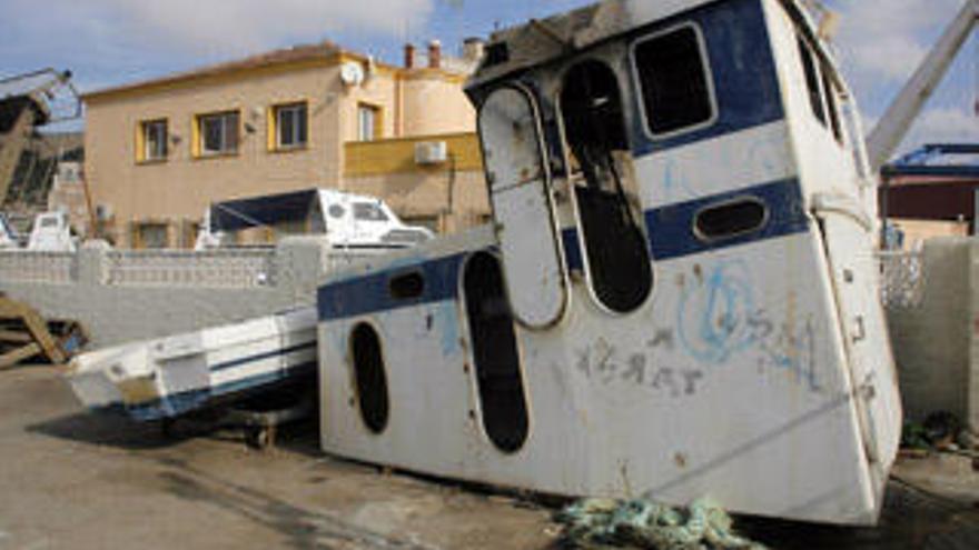 Restos de un barco desguazado en el puerto de pescadores de Cartagena en una imagen tomada ayer