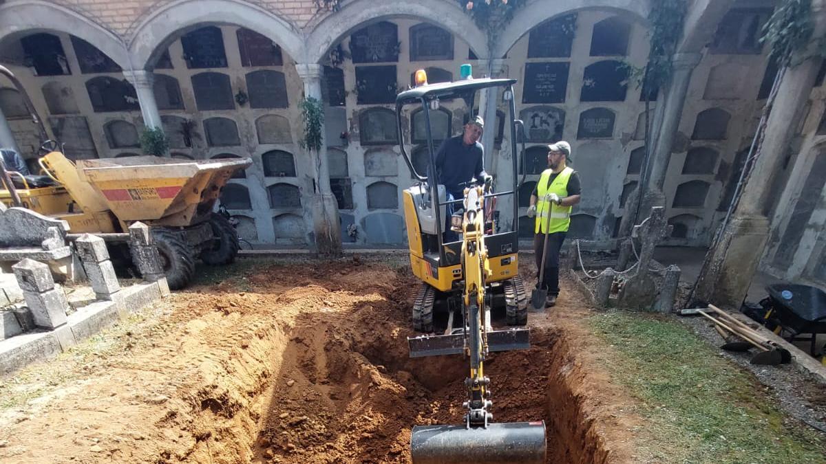 Preparando el terreno para la exhumación.