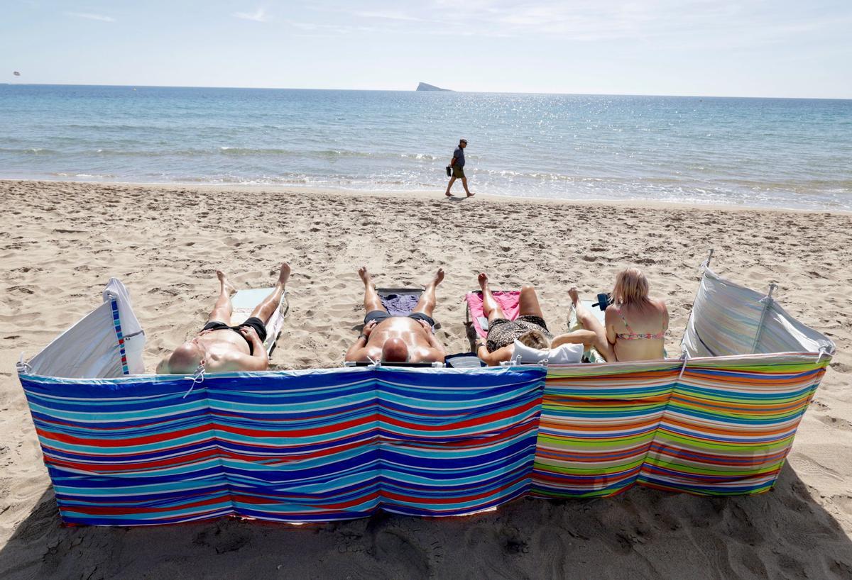 La playa de Poniente de Benidorm este lunes.