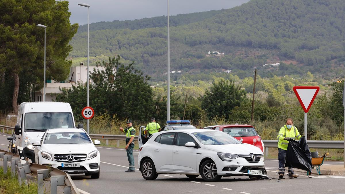 Dos coches chocan en la carretera de Sant Joan