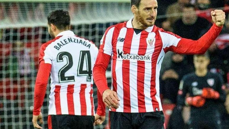 Aritz Aduriz celebra el gol del Athletic junto a Balenziaga. // Efe