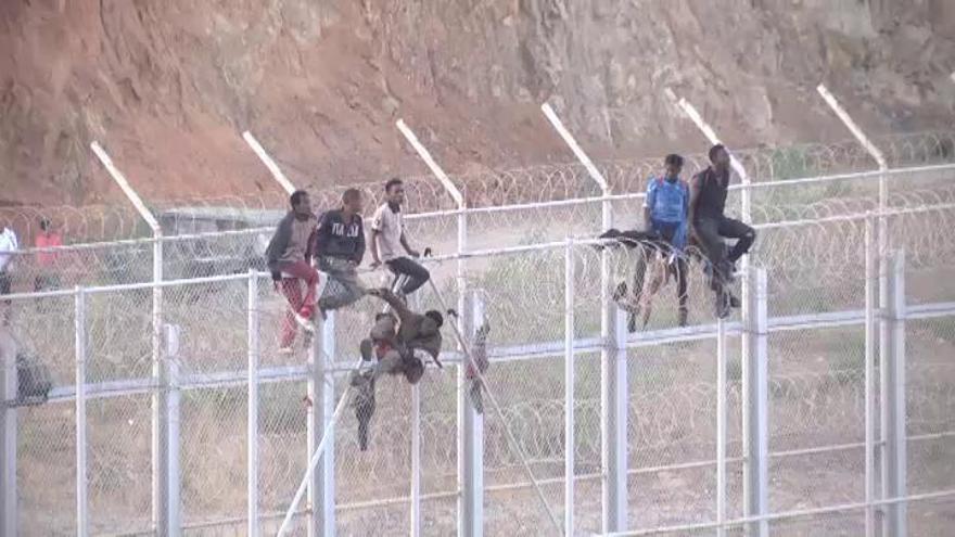 Cientos de inmigrantes cruzan la valla de Ceuta