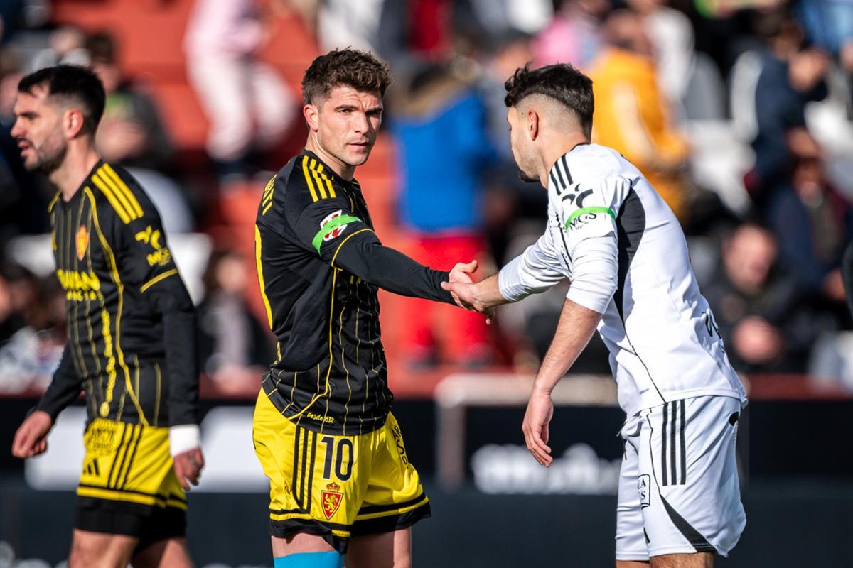 Guti saluda a un rival en el partido ante el Albacete.