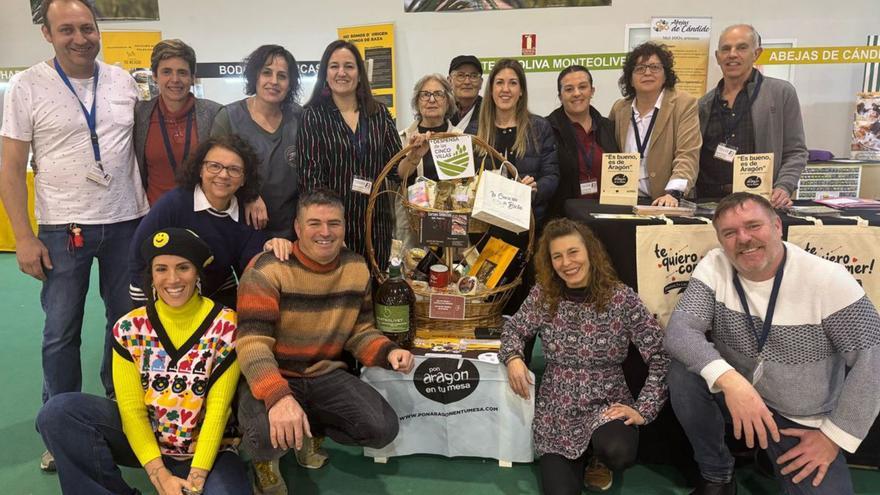 Los productores de ‘La Despensa de las Cinco Villas’ en el estand de la Feria de Ejea. | SERVICIO ESPECIAL