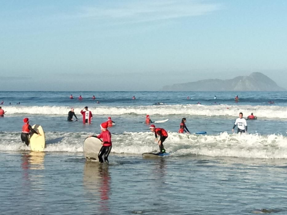 Papá Noel surfea en la playa de Patos