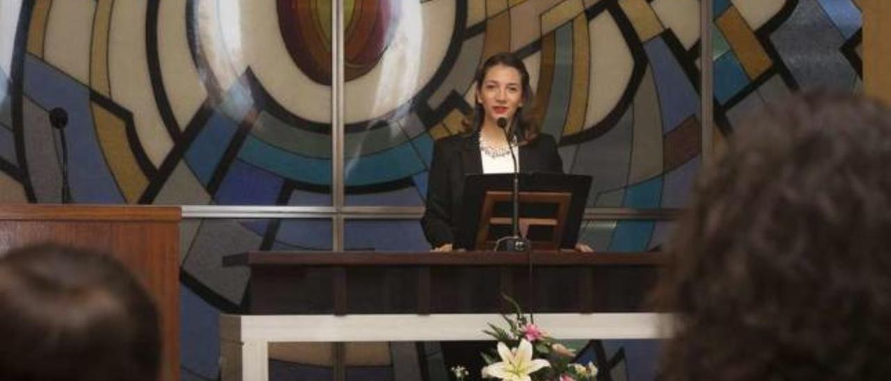 Rocío Vázquez oficiando un funeral civil en A Coruña. // Javier Brandido