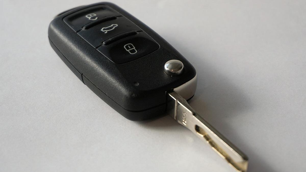 ¿Conoces la función de todos los botones de las llaves del coche?