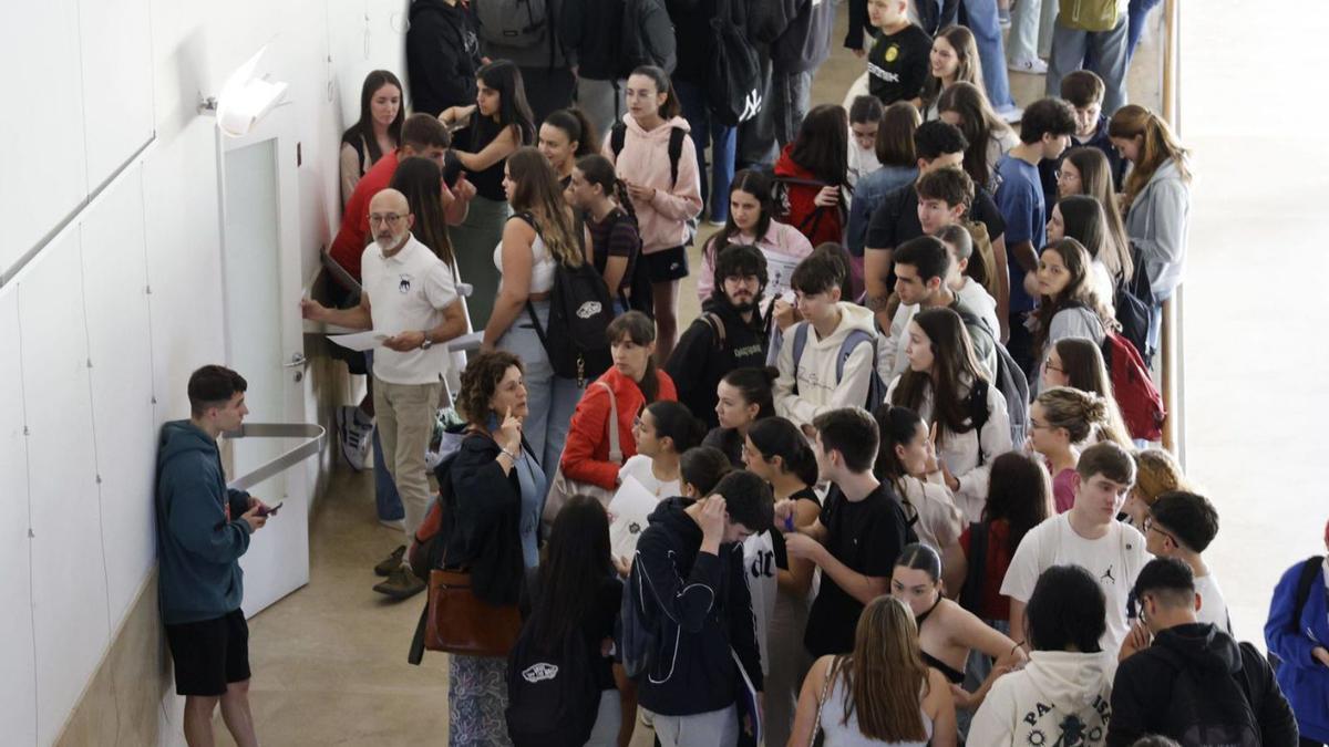 Alumnado gallego, antes de un examen de la ABAU. | Antonio Hernández Ríos