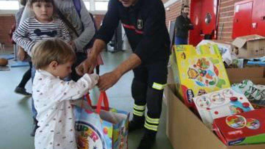 Juguetes y comida a cambio de ser bombero por un rato