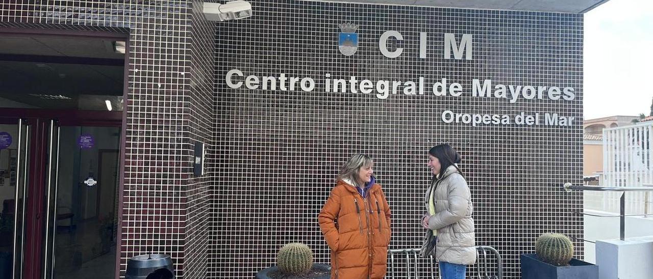 Las edilas Micaela Bermúdez (Tercera Edad) y María Jiménez (Urbanismo), en el CIM.