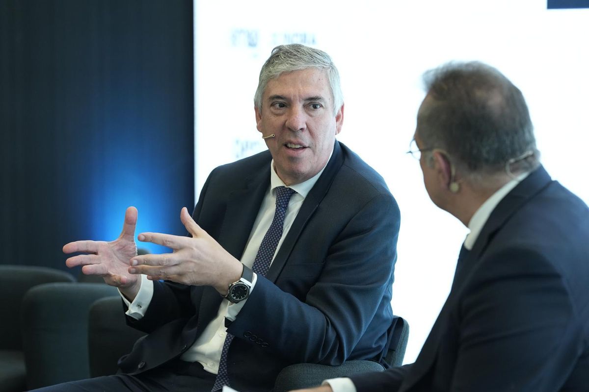 Jose Vicente de los Mozos, CEO de Indra, y Albert Sáez, director de EL PERIÓDICO, en el foro.