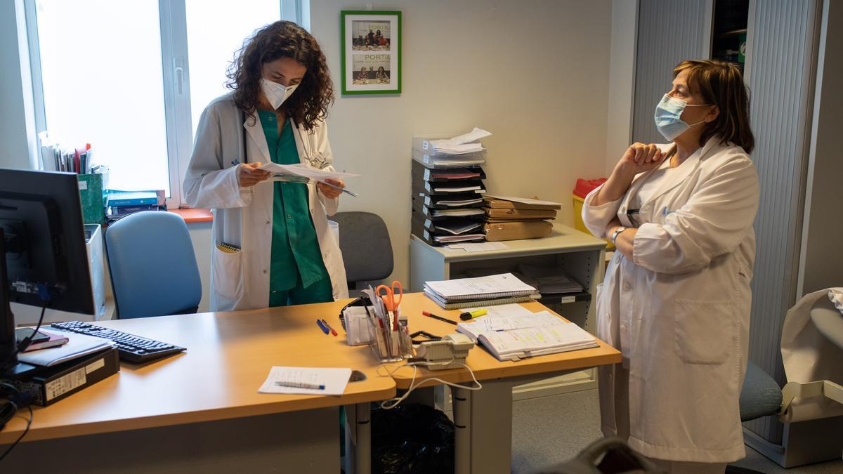 Lucía Fuentes y Lucía Pelaz, en la consulta.