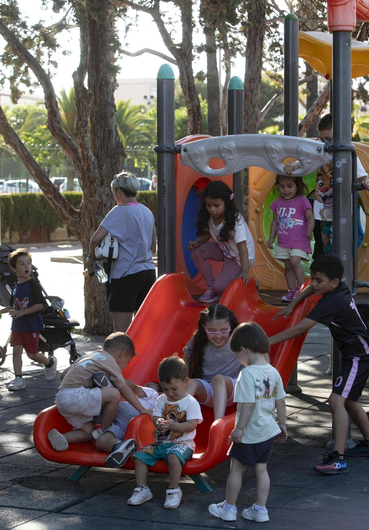 Xiquets jugant al parc.