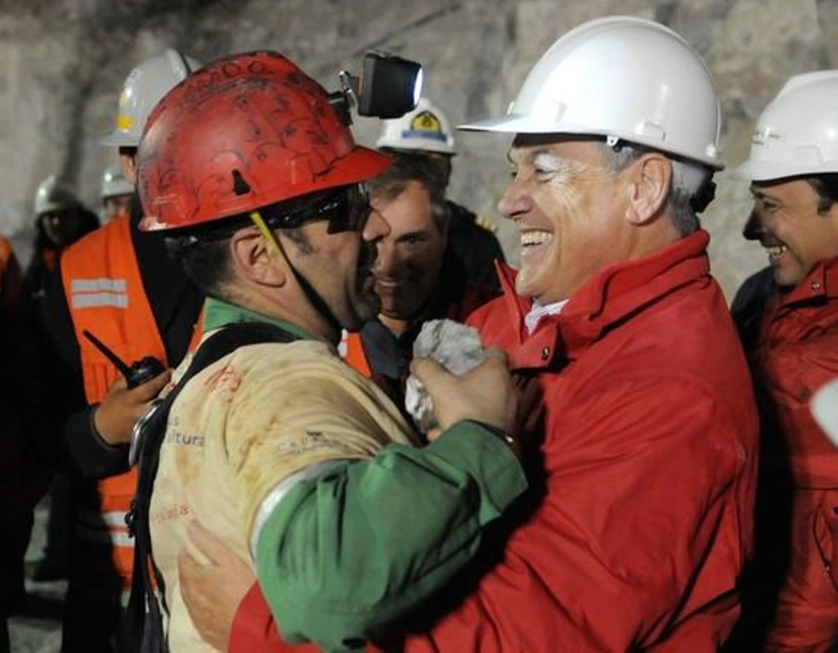 El president de Xile Sebastián Piñera, a la dreta, abraça el miner Mario Sepúlveda.