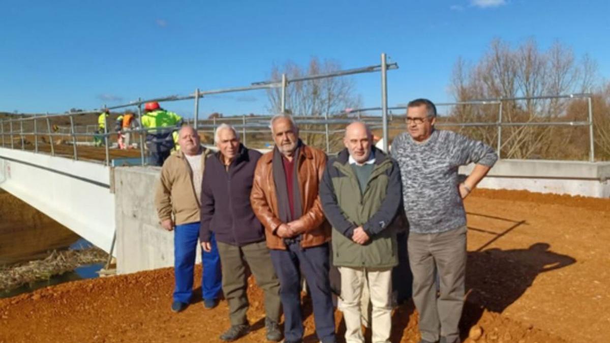 Integrantes de la corporación, visitando las obras del nuevo puente. | E. P.