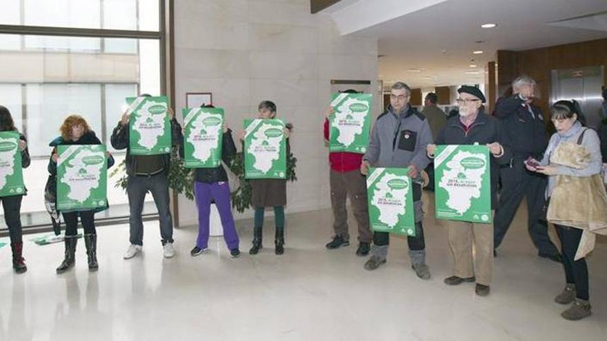 Protesta en el interior de la sede de la DGA para pedir el cese de los desahucios