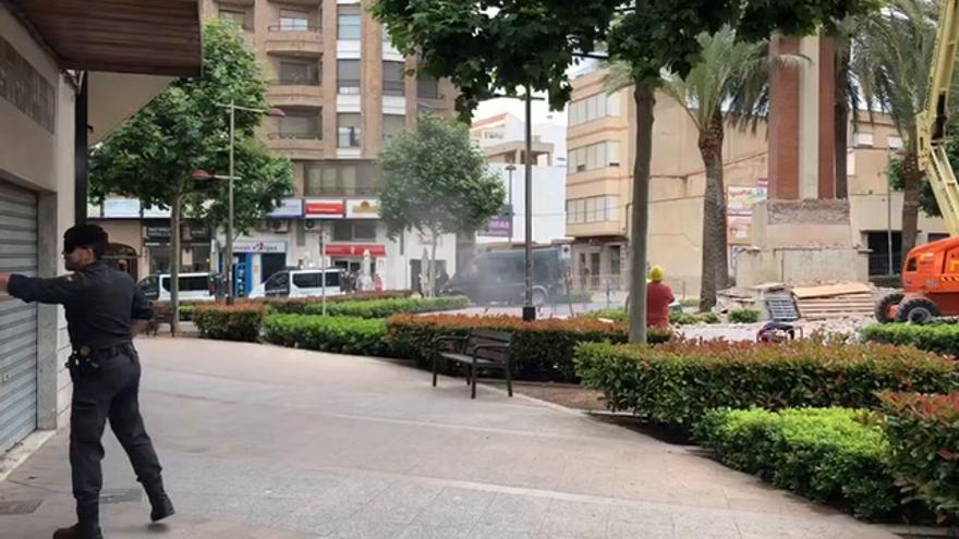 Antidisturbios vigilan la retirada de la Cruz de los Caídos de la Vall