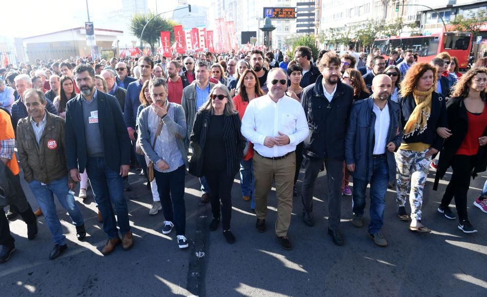 La concentración, que partió de A Palloza hacia la Delegación del Gobieno, contó entre sus asistentes con trabajadores de la planta en Avilés y miembros de la Corporación municipal.