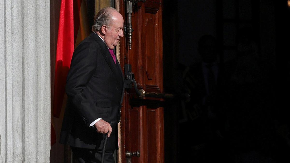 El rey, emérito Juan Carlos I, en el exterior del Congreso de los Diputados, el 6 de diciembre del 2018, día del 40º aniversario de la Constitución