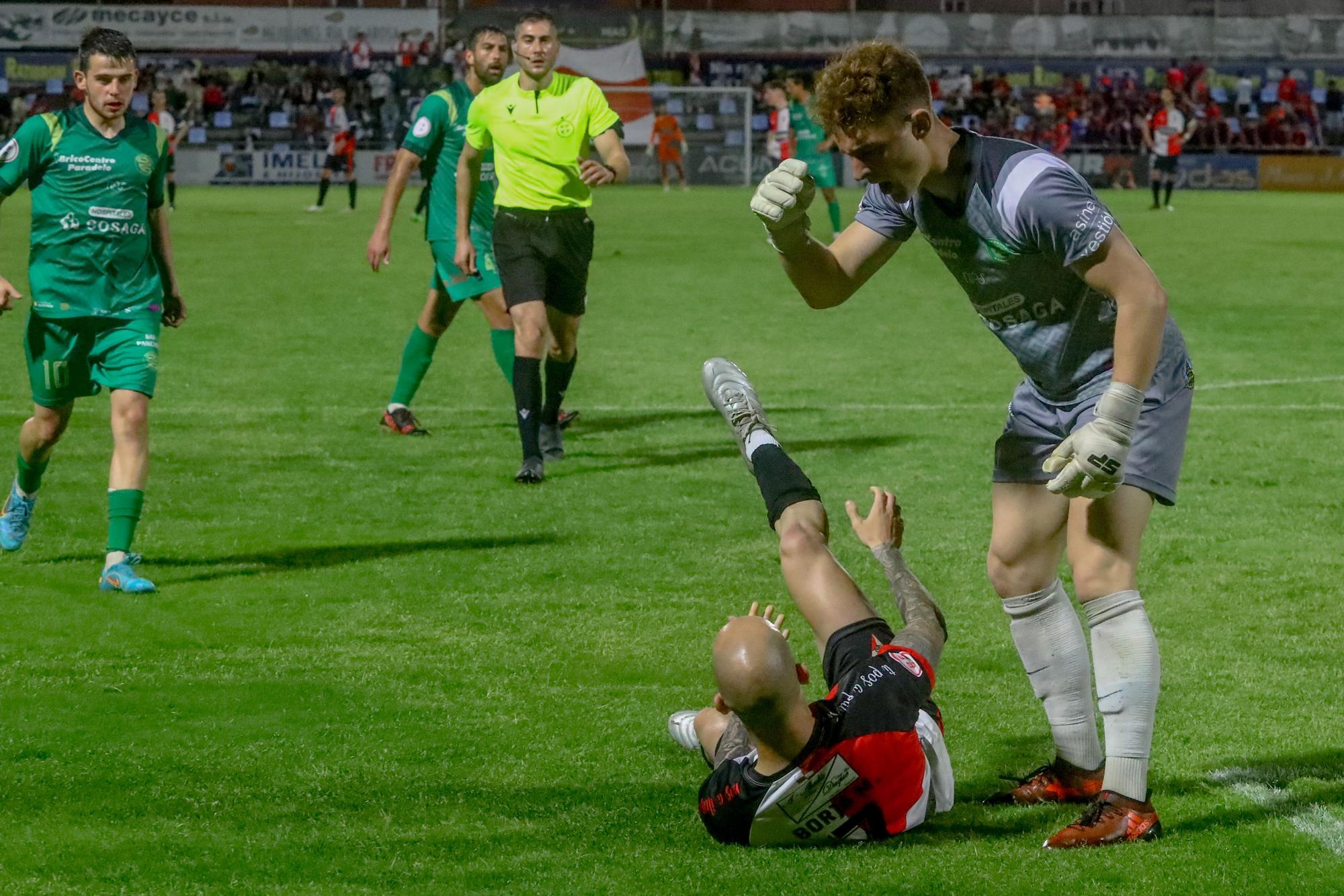 A Lomba vive una fiesta del fútbol con final feliz para el Arosa ante la UD Ourense (3-0)