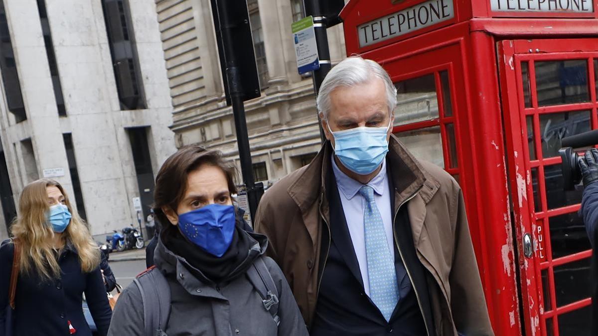 EU chief negotiator Michel Barnier  wearing a protective face covering to combat the spread of the coronavirus  leaves a hotel on his way to a conference centre in central London on December 4  2020 as talks continue on a trade deal between the EU and the UK  - With just a month until Britain s post-Brexit future begins and trade talks with the European Union still deadlocked  the UK government on Tuesday urged firms to prepare as it scrambles to finish essential infrastructure  (Photo by Tolga Akmen   AFP)