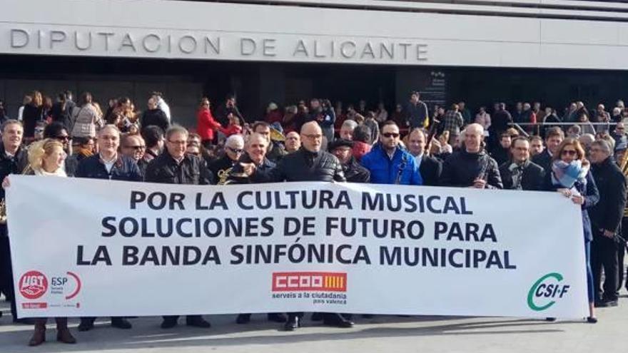 Protesta de la Banda Sinfónica Municipal de Alicante, ayer en el ADDA.