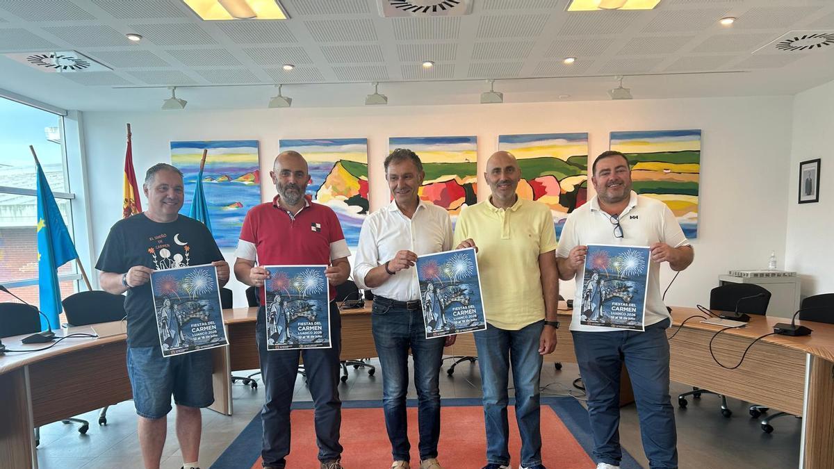 Por la izquierda, Lalo Ovies, Javier Artime, Jorge Suárez, Daniel Fernández y Pablo Fernández, durante la presentación de las fiestas del Carmen de Luanco.