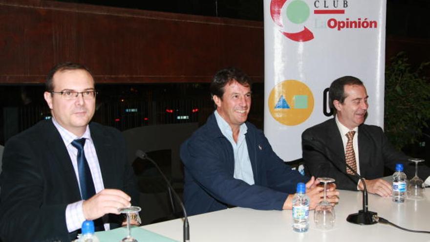 José Ángel Cerón, director adjunto de LA OPINIÓN, José González y Miguel López Bachero, director del Club, que en esta ocasión se celebró en el Archivo Regional en lugar del salón del aula de Cultura de la CAM