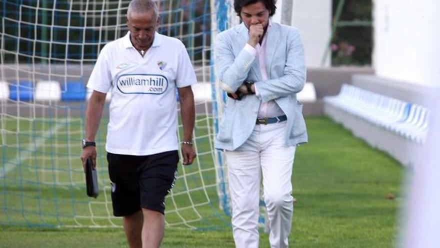 Jesualdo Ferreira y Abdullah Ghubn charlan sobre el césped del campo en Benahavís.