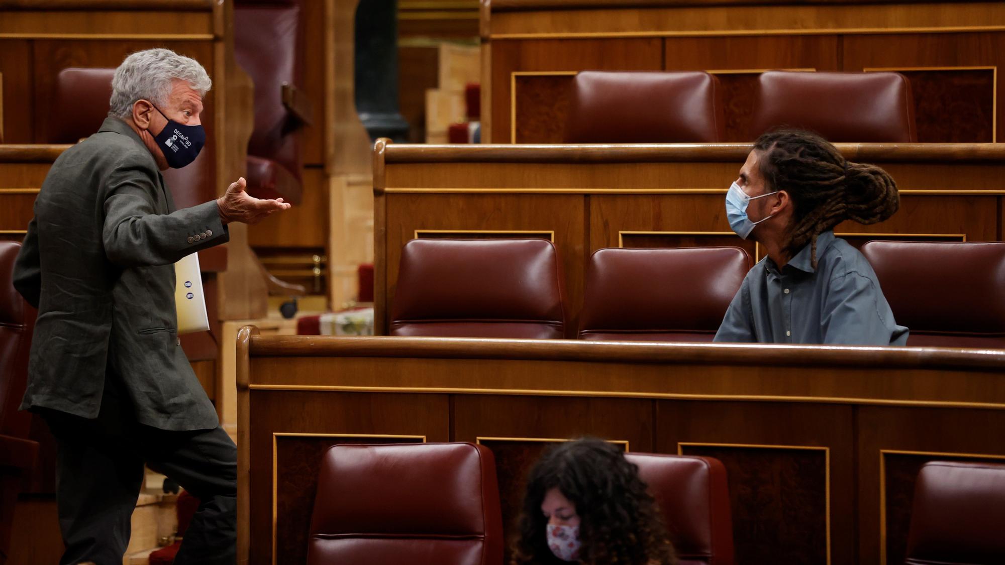 El diputado de Nueva Canarias Pedro Quevedo conversa con el diputado de Unidas Podemos Alberto Rodríguez en el Congreso de los Diputados.