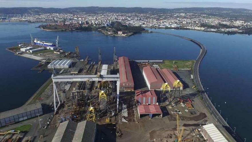 Panorámica del astillero de Fene con cuatro &#039;jackets&#039;.