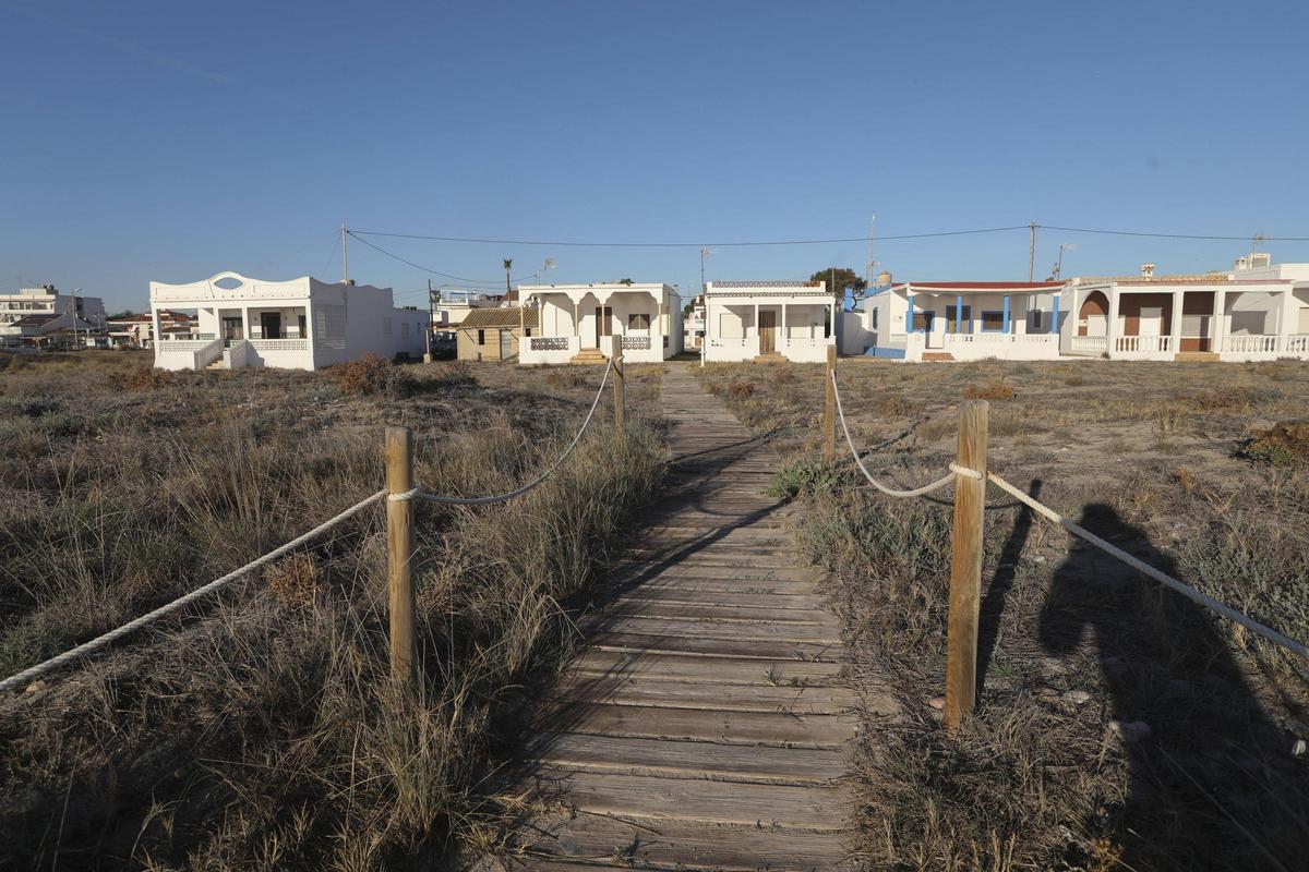 Casas en primera línea de la playa de Almardà.
