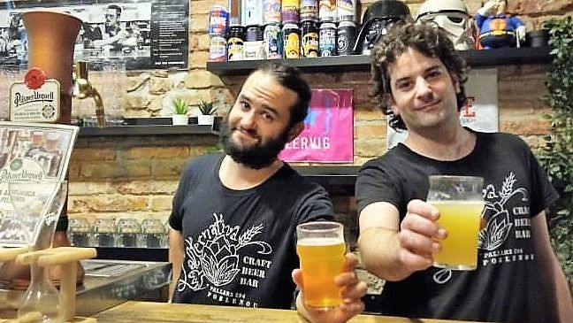 Los hermanos Miquel y Jordi Pijoan, de L'Alternativa, donde se bebe al ritmo de Stooges.