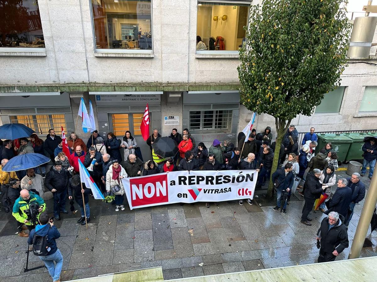 Trabajadores de Vitrasa se concentran ante el SMAC en solidaridad con los empleados sancionados. 4 diciembre 2023. Europa Press