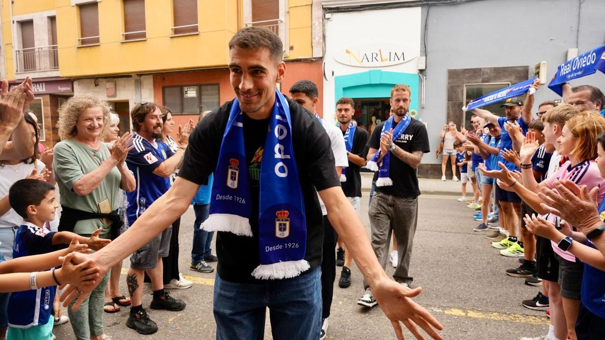 El Real Oviedo recibido entre aplausos en Arriondas: los azules viajaron a Covadonga para su tradicional ofrenda anual