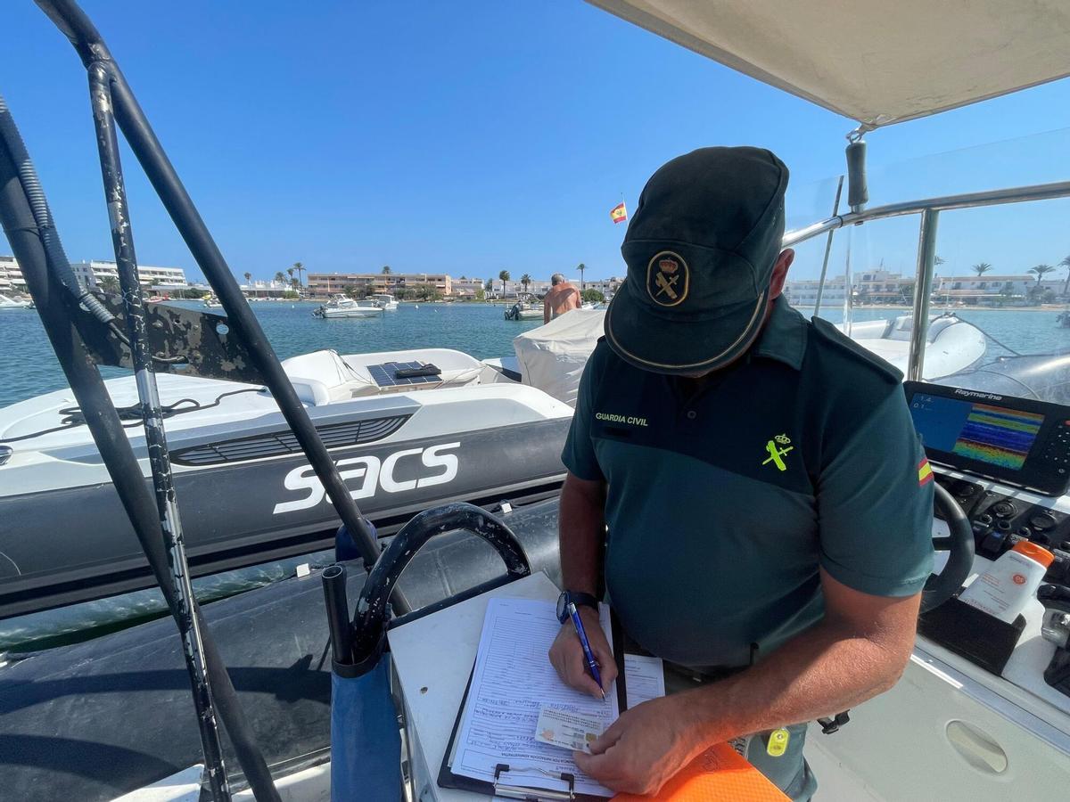 FORMENTERA. FONDEOS NO AUTORIZADOS. Guardia civil inspecciones s'Estany d'es Peix Formentera