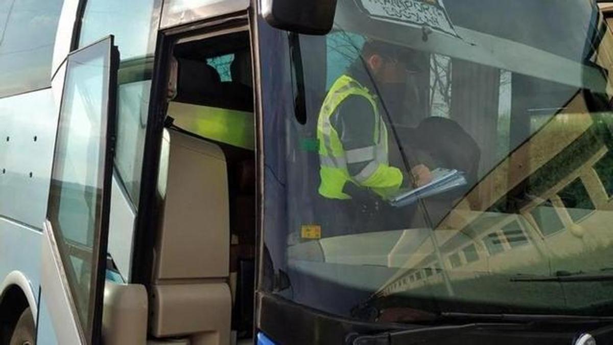 La Guardia Civil, revisando un autobús escolar. La Policía Local de Plasencia hará lo mismo esta semana.