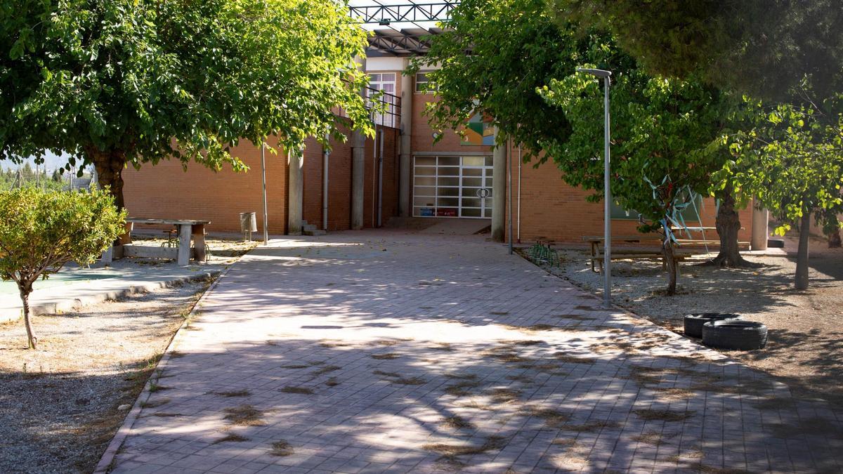 Entrada al aulario de  Cerdà del CRA La Costereta.