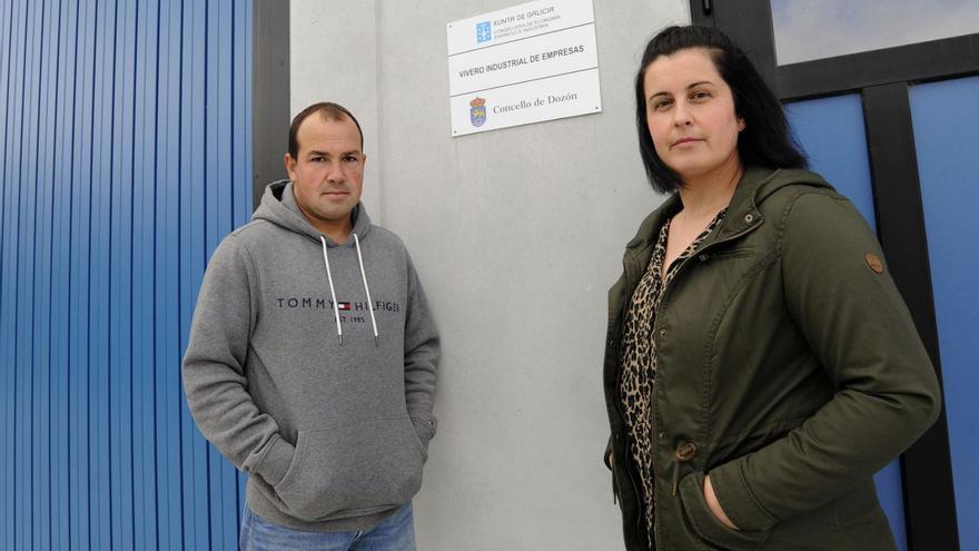Dos emprendores usuarios del vivero de empresas de Dozón. |  Bernabé/Javier Lalín