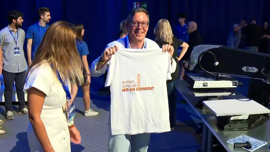 El PP presenta camisetas con la famosa frase de Sánchez: "Son las cinco y todavía no he comido"