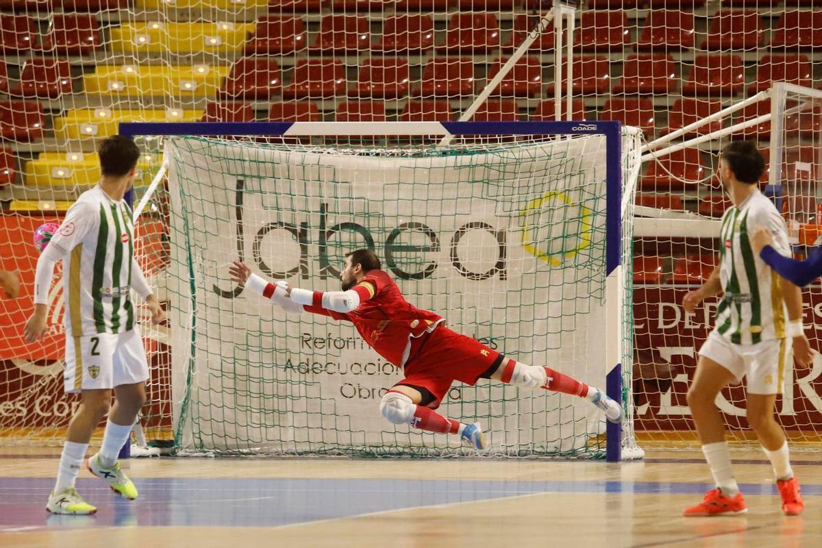 Fabio despeja un balón ante un disparo del Barça.
